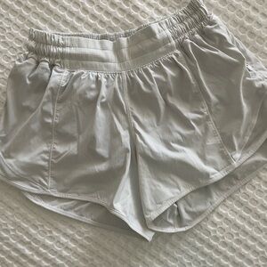 LULULEMON womens low rise hotty hot shorts  *4 inch*